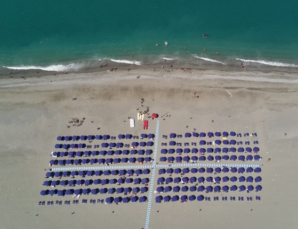 lido e mare dall'alto